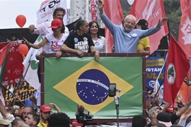 Ứng cử viên Tổng thống Brazil Luiz Inácio Lula da Silva (phải) tại cuộc vận động tranh cử ở Sao Paulo, Brazil, ngày 29/10/2022. (Ảnh: AFP/TTXVN) 