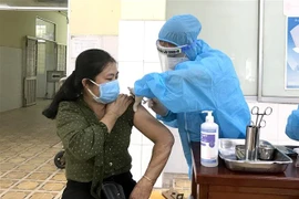 Tiêm vaccine phòng COVID-19 cho người dân tại Bệnh viện Đa khoa tỉnh Vĩnh Long. (Ảnh: Lê Thúy Hằng/TTXVN) 