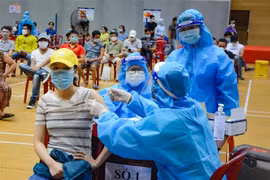 Nhân viên y tế tiến hành tiêm vaccine phòng COVID-19 tại Đà Nẵng. (Ảnh: Văn Dũng/TTXVN)
