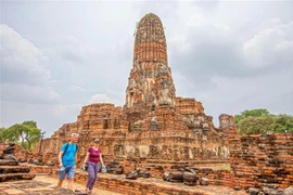 Khách du lịch tham quan Công viên lịch sử Ayutthaya ở Ayutthaya, Thái Lan. (Ảnh: THX/TTXVN)