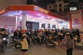 Hà Nội: Nhiều cây xăng đóng cửa, người dân xếp hàng dài mua xăng