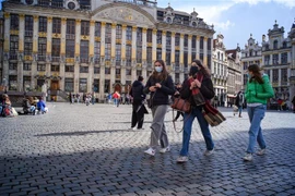 Người dân đeo khẩu trang phòng dịch COVID-19 khi lưu thông trên đường phố ở thủ đô Brussels, Bỉ ngày 13/3/2021. (Nguồn: THX/TTXVN) 