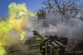Binh sỹ Armenia nã pháo về phía lực lượng Azerbaijan tại khu vực tranh chấp Nagorny-Karabakh ngày 25/10. (Nguồn: AFP/TTXVN) 