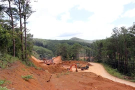 Các đơn vị thi công Quốc lộ 24 đoạn qua huyện Kon Plông, tỉnh Kon Tum. (Ảnh: Cao Nguyên/TTXVN) 