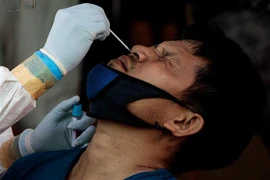 Người dân xét nghiệm COVID-19 tại Samut Sakhon, Thái Lan, ngày 19/12/2020. (Nguồn: AFP/TTXVN) 