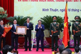 Thủ tướng Phạm Minh Chính trao Huân chương Lao động hạng Nhất của Chủ tịch nước tặng Đảng bộ, chính quyền và nhân dân tỉnh Ninh Thuận. (Ảnh: Dương Giang/TTXVN) 