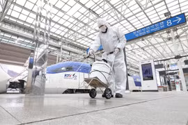 Nhân viên phun thuốc khử trùng tại nhà ga tàu hỏa ở Seoul, Hàn Quốc, ngày 25/2/2020, nhằm ngăn chặn sự lây lan của virus SARS-CoV-2. (Nguồn: THX/TTXVN) 