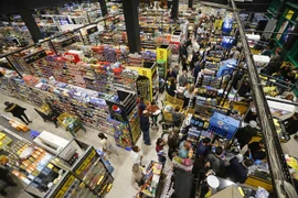 Người dân xếp hàng chờ thanh toán tại siêu thị ở Beirut, Liban, trong bối cảnh dịch COVID-19 lan rộng, ngày 11/3/2020. (Nguồn: THX/TTXVN) 