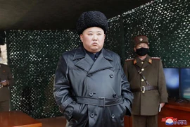 Nhà lãnh đạo Triều Tiên Kim Jong-un thị sát cuộc diễn tập pháo binh tầm xa của quân đội nước này ngày 2/3/2020. (Nguồn: Yonhap/TTXVN) 