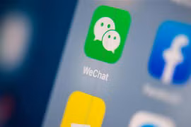 Biểu tượng WeChat trên một màn hình điện thoại. (Nguồn: AFP/TTXVN) 