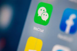 Biểu tượng WeChat trên một màn hình điện thoại. (Nguồn: AFP/TTXVN) 