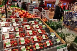 Người dân chọn mua hàng trong siêu thị ở Ontario, Canada. (Ảnh: THX/TTXVN) 