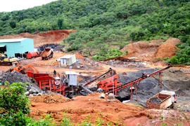 Mỏ đá hết hạn hơn 3 tháng, nhưng mọi việc khai thác, chế biến vẫn diễn ra công khai. (Ảnh: Mai Hưng Thịnh/Vietnam+)