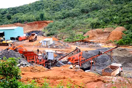 Mỏ đá hết hạn hơn 3 tháng, nhưng mọi việc khai thác, chế biến vẫn diễn ra công khai. (Ảnh: Mai Hưng Thịnh/Vietnam+)