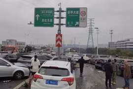 Vụ tai nạn xảy ra trong điều kiện thời tiết giá lạnh khắc nghiệt, khiến một số người bị thương. (Nguồn: Sinchew)