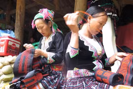 Người dân bản Sin Suối Hồ, Lai Châu thêu những tấm thổ cẩm để bán cho du khách. (Ảnh: Việt Hoàng/TTXVN) 