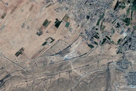 Những tòa nhà (giữa) bị phá hủy sau vụ không kích của không quân Mỹ xuống khu vực cửa khẩu gần Alm-Qaim, biên giới Syria và Iraq ngày 26/2/2021. (Nguồn: AFP/TTXVN) 