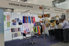 Nhà nhập khẩu tìm hiểu thông tin ngành hàng dệt may của Việt Nam. (Ảnh: Diệu Linh/TTXVN) 