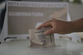 Cử tri bỏ phiếu tại một địa điểm bầu cử ở Guerrero, Mexico, ngày 6/6/2021. (Nguồn: AFP/TTXVN) 