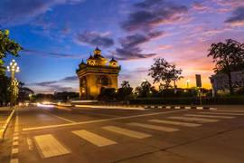 Cảnh vắng vẻ trên một đường phố ở thủ đô Vientiane, Lào, ngày 12/9/2021 sau khi chính phủ áp đặt lệnh giới nghiêm ban đêm để phòng chống dịch COVID-19. (Ảnh: THX/TTXVN) 