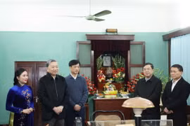 Tổng Bí thư Tô Lâm nói chuyện với cán bộ, nhân viên của Ban quản lý tại Khu Di tích Chủ tịch Hồ Chí Minh tại Phủ Chủ tịch. (Ảnh: Thống Nhất/TTXVN)