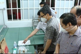 Phó Thủ tướng Vũ Đức Đam kiểm tra Trạm y tế lưu động số 3A, quận 8. (Ảnh: Xuân Tình/TTXVN) 