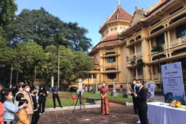 Tour bộ hành Kiến trúc Pháp trong lòng Hà Nội là tour du lịch đầu tiên khi Hà Nội gỡ bỏ giãn cách xã hội, thích ứng với bối cảnh đại dịch COVID-19 hiện nay và điều chỉnh hoạt động của bảo tàng trong điều kiện bình thường mới. (Nguồn: bvhttdl.gov.vn) 