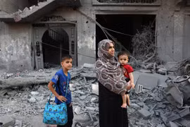Phụ nữ và trẻ em tại trại tị nạn Nuseirat ở Dải Gaza ngày 30/10/2023. (Ảnh: AFP/TTXVN)