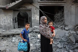 Phụ nữ và trẻ em tại trại tị nạn Nuseirat ở Dải Gaza ngày 30/10/2023. (Ảnh: AFP/TTXVN)