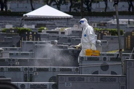 Lực lượng chức năng Malaysia khử khuẩn khu vực nghĩa trang ở Semenyih, Selangor, nơi chôn cất thi thể các bệnh nhân COVID-19 ngày 26/5/2021. (Nguồn: THX/TTXVN) 