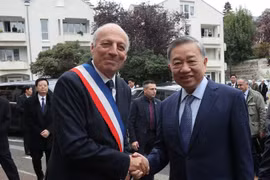 Thị trưởng thành phố Saint Adresse Hubert DEJEAN DE LA BATIE đón Tổng Bí thư, Chủ tịch nước Tô Lâm. Ảnh: Trí Dũng – TTXVN