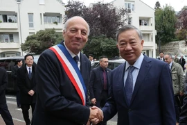 Thị trưởng thành phố Saint Adresse Hubert DEJEAN DE LA BATIE đón Tổng Bí thư, Chủ tịch nước Tô Lâm. Ảnh: Trí Dũng – TTXVN