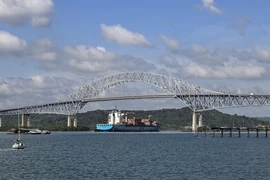 Tàu chở hàng di chuyển qua kênh đào Panama tại khu vực Panama City. (Ảnh: AFP/TTXVN)