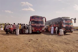 Người dân sơ tán tránh xung đột tới bang Gadaref, miền Đông Sudan, ngày 3/7/2023. (Ảnh: AFP/TTXVN)