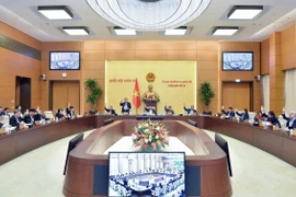 Ủy ban Thường vụ Quốc hội biểu quyết thông qua dự thảo Nghị quyết hướng dẫn thi hành Nội quy kỳ họp Quốc hội. (Ảnh: Doãn Tấn/TTXVN)