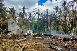 Hiện trường vụ rơi máy bay quân sự C-130 ở tỉnh Sulu, miền Nam Philippines ngày 4/7/2021. (Nguồn: THX/TTXVN) 