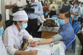 Đo huyết áp, sàng lọc trước tiêm vaccine tại Cần Thơ. (Ảnh: Ánh Tuyết/TTXVN) 