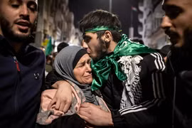 Một tù nhân Palestine, được trả tự do theo thỏa thuận ngừng bắn, gặp lại người thân ở Ramallah, Bờ Tây ngày 26/11/2023. (Ảnh: AFP/TTXVN)