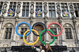 Biểu tượng Olympic tại Paris, Pháp. (Ảnh: AFP/TTXVN)