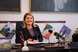 Thứ trưởng Ngoại giao Italy Maria Tripodi trả lời phỏng vấn phóng viên TTXVN. (Ảnh: Thanh Hải/Trường Dụy/TTXVN)