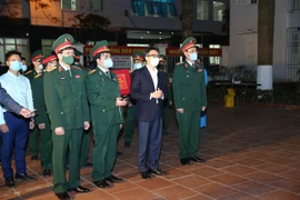 Phó Thủ tướng Vũ Đức Đam cùng đoàn công tác thăm hỏi, chúc tết người dân thực hiện cách ly tập trung. (Nguồn: TTXVN phát)