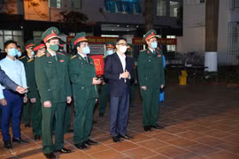 Phó Thủ tướng Vũ Đức Đam cùng đoàn công tác thăm hỏi, chúc tết người dân thực hiện cách ly tập trung. (Nguồn: TTXVN phát)