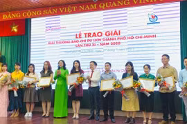 Các tác giả nhận Giải Báo chí Du lịch Thành phố Hồ Chí Minh năm 2020 ở thể loại báo in-báo điện tử. (Nguồn: TTXVN phát) 