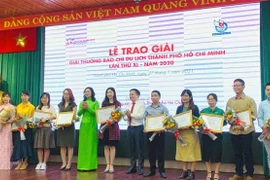 Các tác giả nhận Giải Báo chí Du lịch Thành phố Hồ Chí Minh năm 2020 ở thể loại báo in-báo điện tử. (Nguồn: TTXVN phát) 