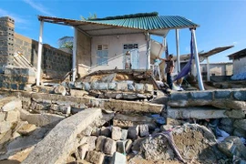 Căn nhà của anh Trần Văn Châu ở khu phố Ninh Chữ 1, thị trấn Khánh Hải (Ninh Hải, Ninh Thuận) bị sóng biển đánh hư hỏng nặng. (Ảnh: Nguyễn Thành/TTXVN)