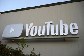 Biểu tượng YouTube tại California, Mỹ. (Ảnh: AFP/TTXVN)