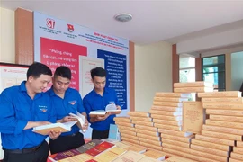 Đoàn viên thanh niên đọc tìm hiểu cuốn sách “Kiên quyết, kiên trì đấu tranh phòng, chống tham nhũng, góp phần xây dựng Đảng và Nhà nước ta ngày càng trong sạch, vững mạnh” của Tổng Bí thư Nguyễn Phú Trọng. (Ảnh: Chương Đài/TTXVN)