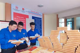 Đoàn viên thanh niên đọc tìm hiểu cuốn sách “Kiên quyết, kiên trì đấu tranh phòng, chống tham nhũng, góp phần xây dựng Đảng và Nhà nước ta ngày càng trong sạch, vững mạnh” của Tổng Bí thư Nguyễn Phú Trọng. (Ảnh: Chương Đài/TTXVN)