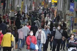 Người dân di chuyển trên đường phố tại Tokyo, Nhật Bản ngày 21/4/2020. (Nguồn: AFP/TTXVN) 