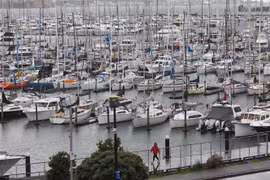 Tàu thuyền neo đậu tránh bão Gabrielle tại Auckland, New Zealand, ngày 12/2/2023. (Ảnh: THX/TTXVN)